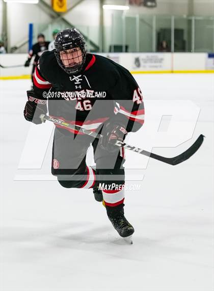 Thumbnail 2 in New Trier (Green) vs Benet Academy photogallery.