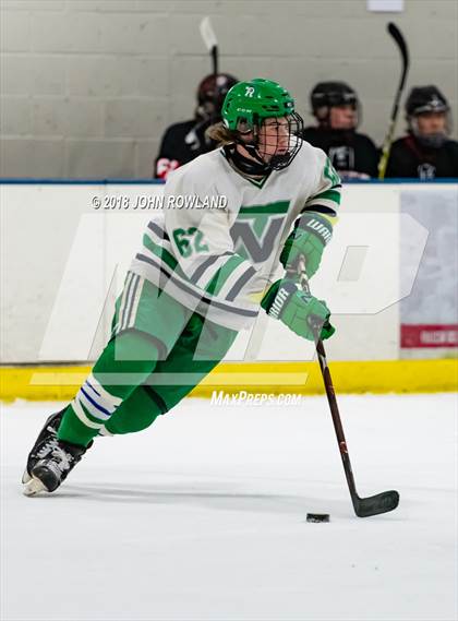 Thumbnail 3 in New Trier (Green) vs Benet Academy photogallery.