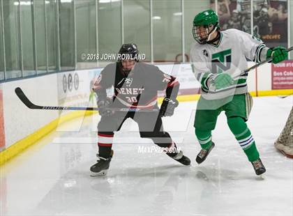 Thumbnail 3 in New Trier (Green) vs Benet Academy photogallery.