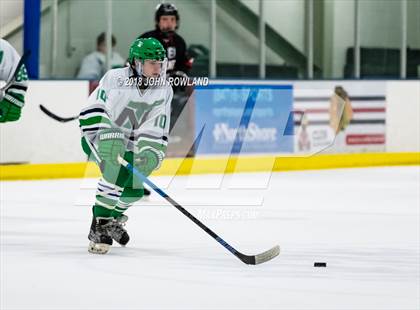 Thumbnail 3 in New Trier (Green) vs Benet Academy photogallery.