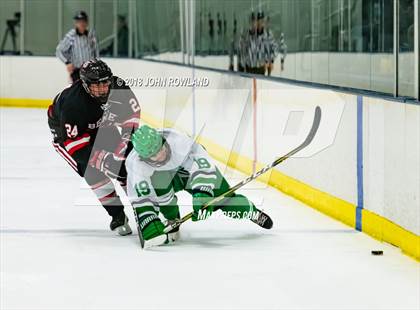Thumbnail 3 in New Trier (Green) vs Benet Academy photogallery.