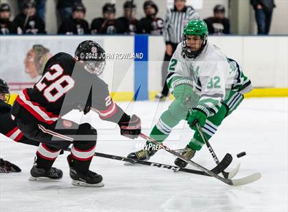 Thumbnail 3 in New Trier (Green) vs Benet Academy photogallery.
