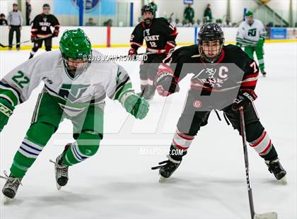 Thumbnail 2 in New Trier (Green) vs Benet Academy photogallery.