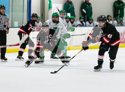 Thumbnail 3 in New Trier (Green) vs Benet Academy photogallery.