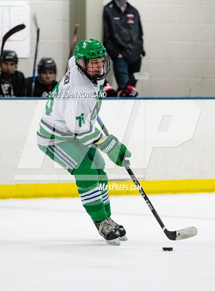 Thumbnail 2 in New Trier (Green) vs Benet Academy photogallery.