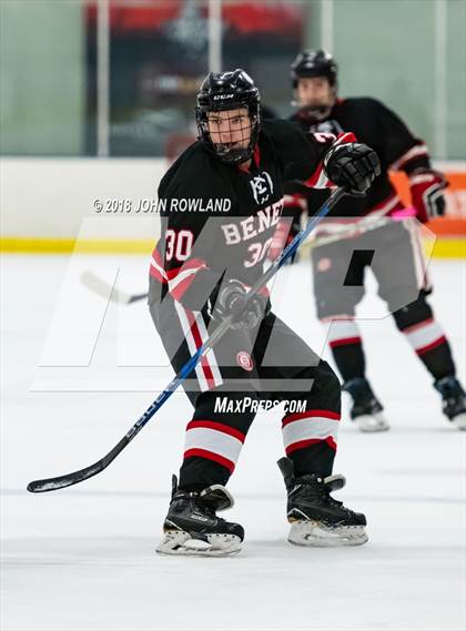 Thumbnail 2 in New Trier (Green) vs Benet Academy photogallery.