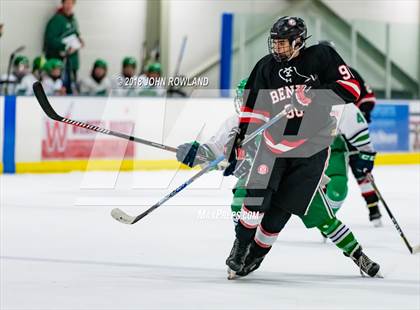 Thumbnail 3 in New Trier (Green) vs Benet Academy photogallery.
