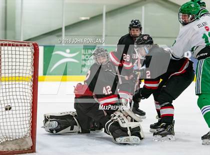 Thumbnail 2 in New Trier (Green) vs Benet Academy photogallery.