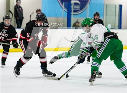 Thumbnail 2 in New Trier (Green) vs Benet Academy photogallery.