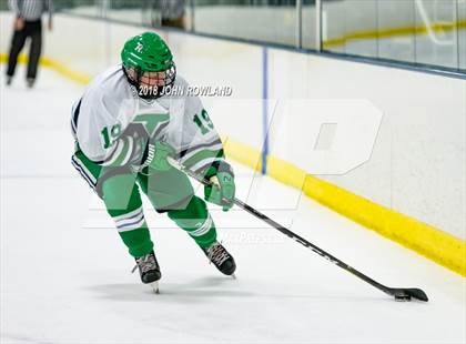 Thumbnail 3 in New Trier (Green) vs Benet Academy photogallery.