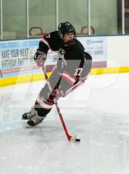 Thumbnail 1 in New Trier (Green) vs Benet Academy photogallery.