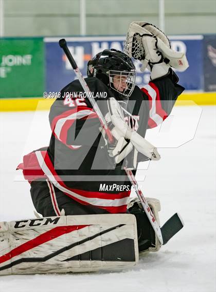 Thumbnail 3 in New Trier (Green) vs Benet Academy photogallery.