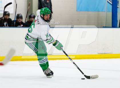 Thumbnail 3 in New Trier (Green) vs Benet Academy photogallery.