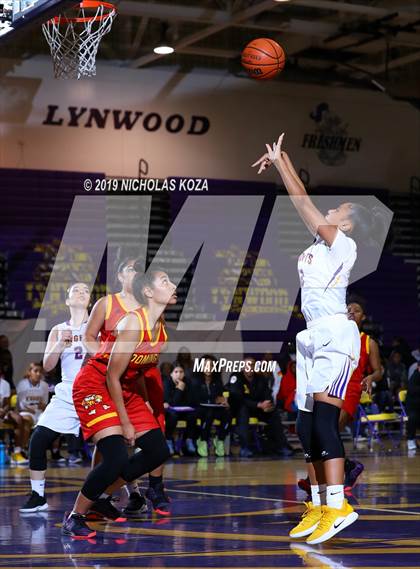 Thumbnail 3 in Dominguez vs. Lynwood photogallery.
