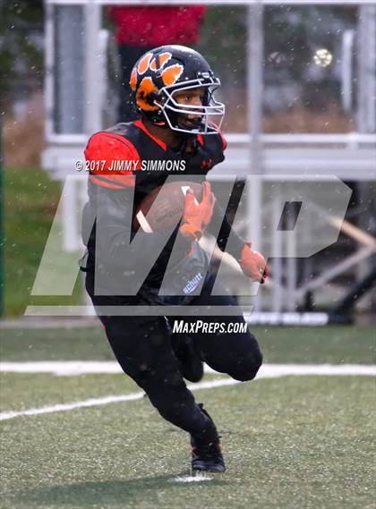 Thumbnail 3 in Edwardsville vs. Loyola Academy (IHSA 8A Semifinal) photogallery.