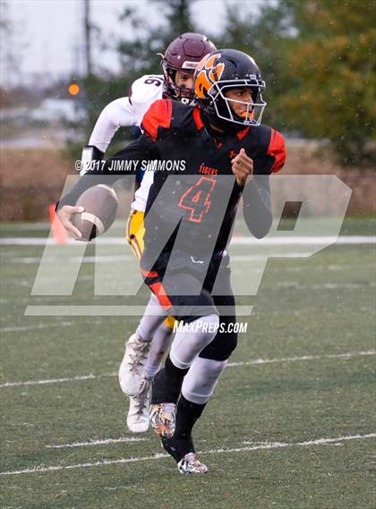 Thumbnail 1 in Edwardsville vs. Loyola Academy (IHSA 8A Semifinal) photogallery.