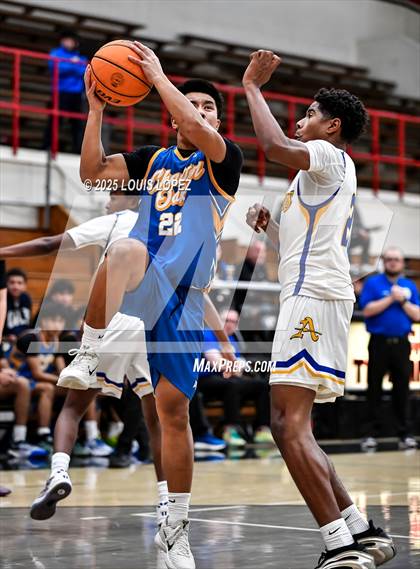 Thumbnail 2 in Charter Oak vs. Bishop Amat photogallery.