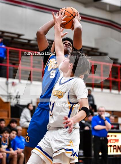 Thumbnail 3 in Charter Oak vs. Bishop Amat photogallery.