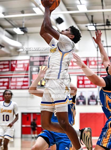 Thumbnail 3 in Charter Oak vs. Bishop Amat photogallery.