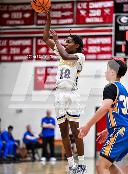 Thumbnail 3 in Charter Oak vs. Bishop Amat photogallery.