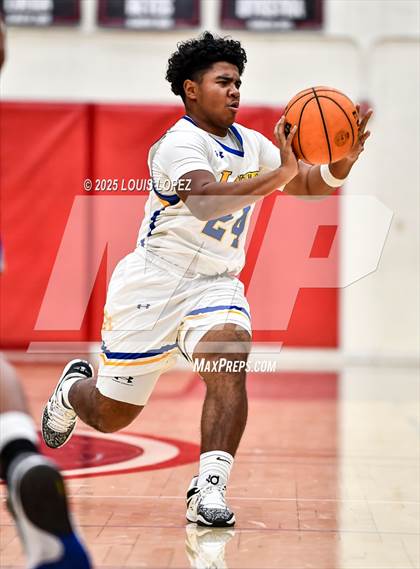 Thumbnail 2 in Charter Oak vs. Bishop Amat photogallery.