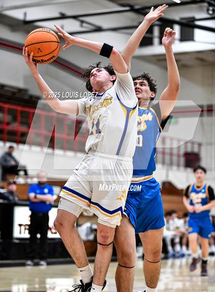 Thumbnail 2 in Charter Oak vs. Bishop Amat photogallery.