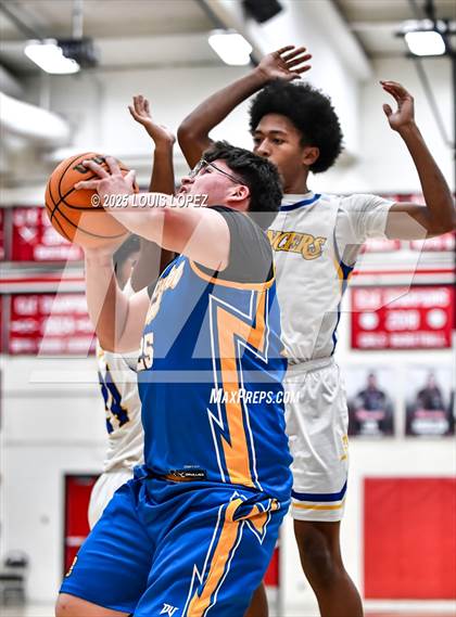 Thumbnail 2 in Charter Oak vs. Bishop Amat photogallery.