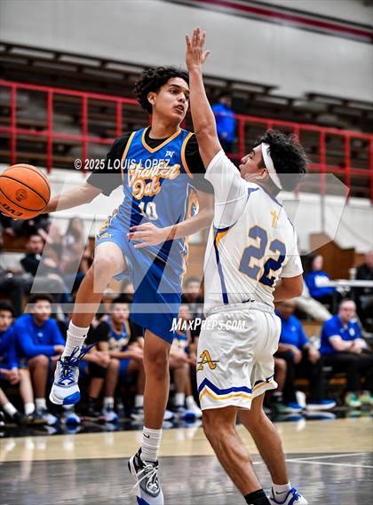 Thumbnail 2 in Charter Oak vs. Bishop Amat photogallery.