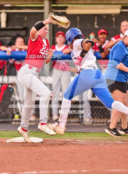 Thumbnail 2 in Clear Springs vs. Katy (UIL 6A D1 Softball Regional Semi-Final) photogallery.