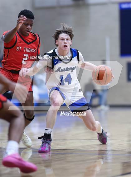 Thumbnail 2 in Friendswood vs. St. Thomas Catholic photogallery.