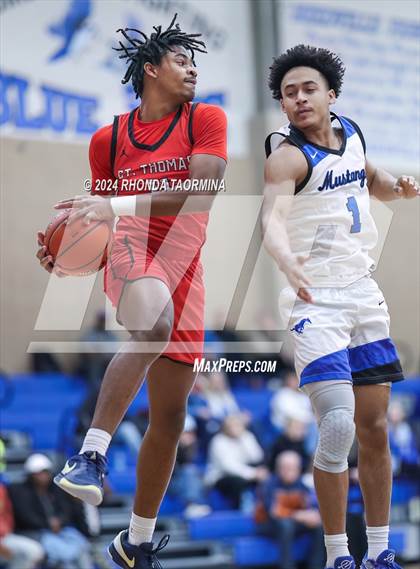 Thumbnail 3 in Friendswood vs. St. Thomas Catholic photogallery.