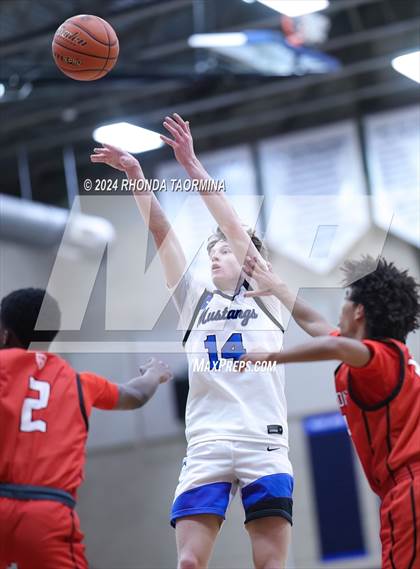Thumbnail 3 in Friendswood vs. St. Thomas Catholic photogallery.