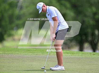 Thumbnail 3 in UIL 4A Region II Regional Golf Championship photogallery.