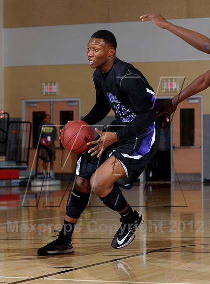Thumbnail 2 in De La Salle vs. Miller Grove (MaxPreps Holiday Classic) photogallery.