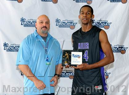 Thumbnail 3 in De La Salle vs. Miller Grove (MaxPreps Holiday Classic) photogallery.