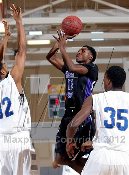 Thumbnail 2 in De La Salle vs. Miller Grove (MaxPreps Holiday Classic) photogallery.