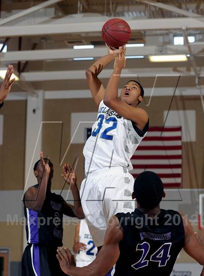 Thumbnail 1 in De La Salle vs. Miller Grove (MaxPreps Holiday Classic) photogallery.