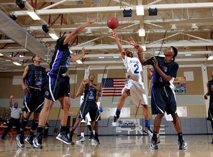 Thumbnail 2 in De La Salle vs. Miller Grove (MaxPreps Holiday Classic) photogallery.