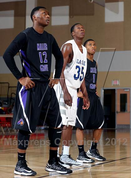 Thumbnail 3 in De La Salle vs. Miller Grove (MaxPreps Holiday Classic) photogallery.