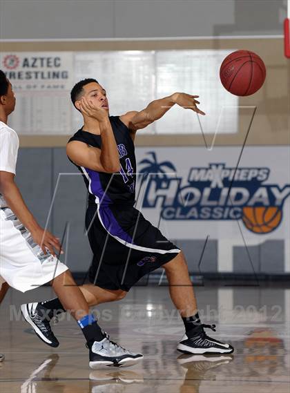 Thumbnail 3 in De La Salle vs. Miller Grove (MaxPreps Holiday Classic) photogallery.