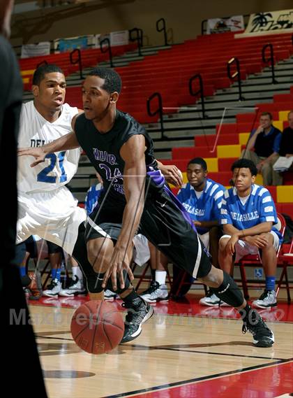 Thumbnail 2 in De La Salle vs. Miller Grove (MaxPreps Holiday Classic) photogallery.