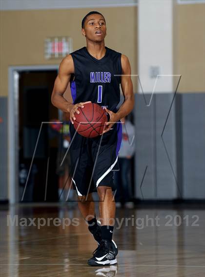 Thumbnail 2 in De La Salle vs. Miller Grove (MaxPreps Holiday Classic) photogallery.