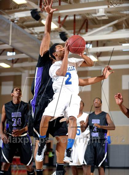 Thumbnail 2 in De La Salle vs. Miller Grove (MaxPreps Holiday Classic) photogallery.