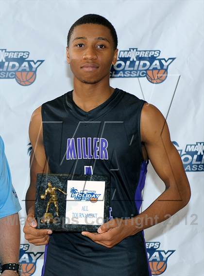 Thumbnail 2 in De La Salle vs. Miller Grove (MaxPreps Holiday Classic) photogallery.