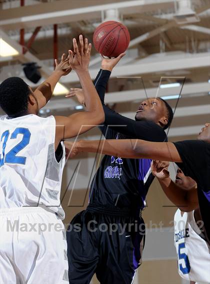 Thumbnail 3 in De La Salle vs. Miller Grove (MaxPreps Holiday Classic) photogallery.