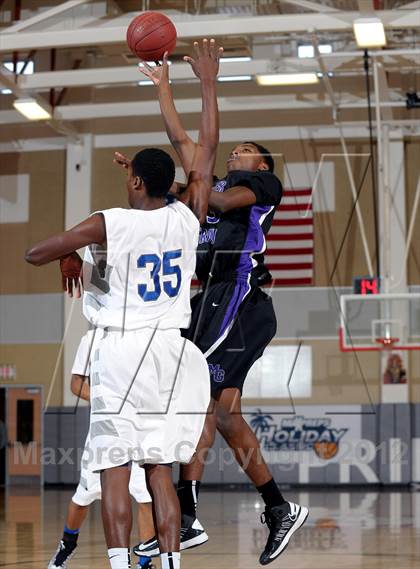 Thumbnail 3 in De La Salle vs. Miller Grove (MaxPreps Holiday Classic) photogallery.