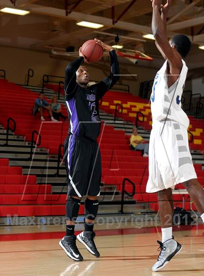 Thumbnail 1 in De La Salle vs. Miller Grove (MaxPreps Holiday Classic) photogallery.