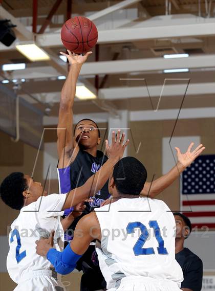 Thumbnail 3 in De La Salle vs. Miller Grove (MaxPreps Holiday Classic) photogallery.