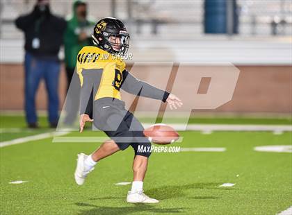 Thumbnail 3 in Chico vs Hawley (UIL 2A Bi-district) photogallery.