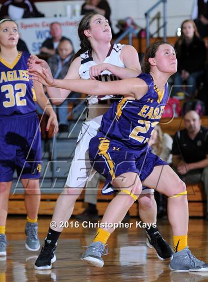 Thumbnail 2 in Civic Memorial vs. Benton (IHSA 3A Sectional Semifinal) photogallery.